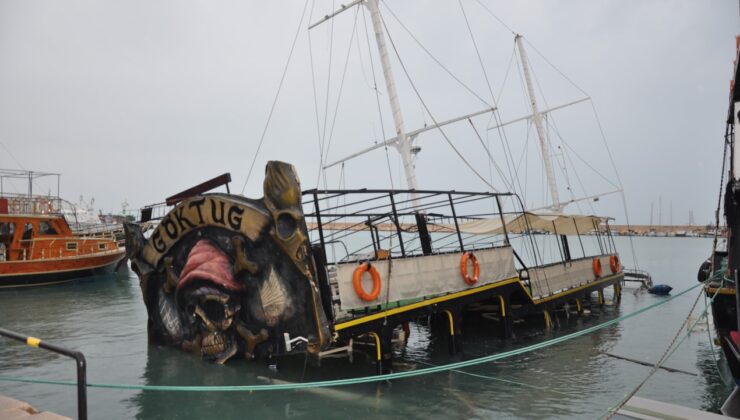 Mersin'de fırtına: Dev tur teknesi battı, balıklar kıyıya vurdu