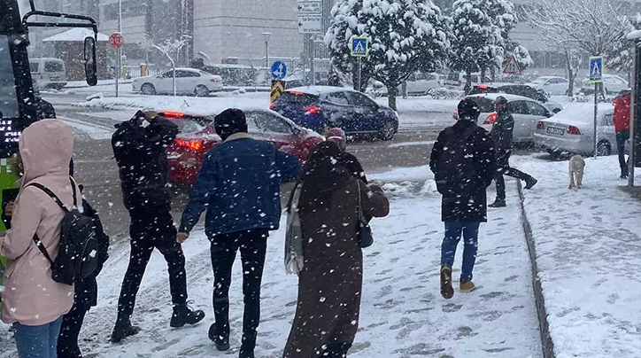 Meteoroloji peş peşe uyarmıştı: İstanbul’un bazı bölgeleri beyaza büründü