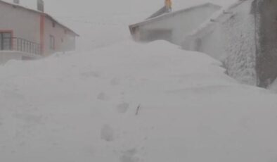 Meteoroloji uyarmıştı! Kar kalınlığı 3 metreyi buldu