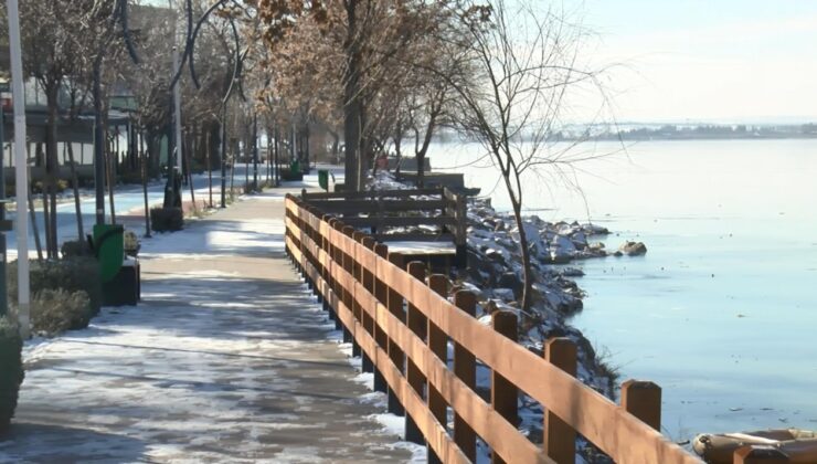 Mogan Gölü buz tuttu