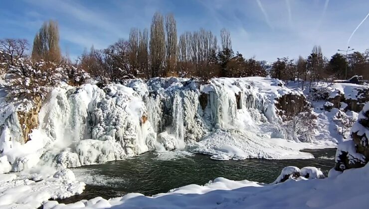 Muradiye Şelalesi buz tuttu