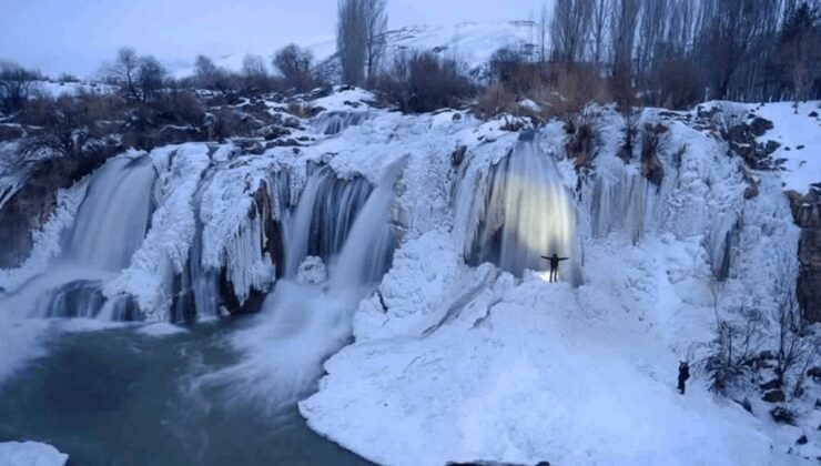 Muradiye Şelalesi soğuk havanın etkisiyle kısmen dondu