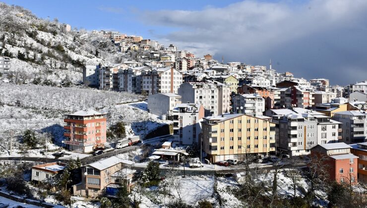 Ordu’nun Akkuş ilçesinde kar nedeniyle eğitime ara verildi