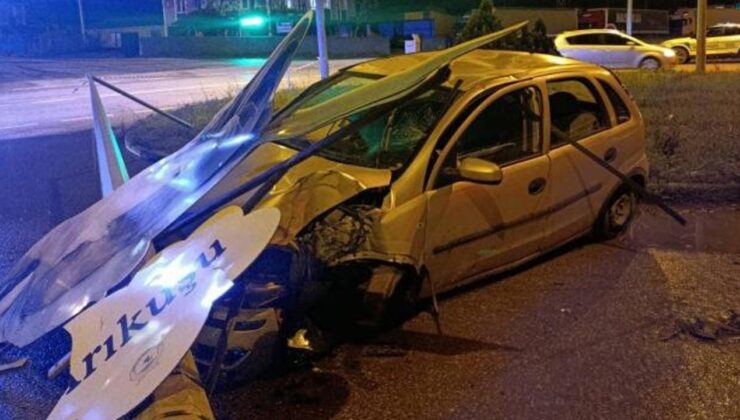 Otomobil aydınlatma direğine çarptı: 3 yaralı