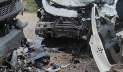 Otomobil, park halindeki TIR’a çarptı: 2 ölü, 1 yaralı