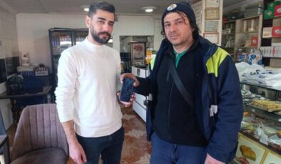 Parkta temizlik yaparken telefon buldu!