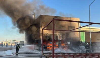 Plastik atölyesinde çıkan yangın korkuttu