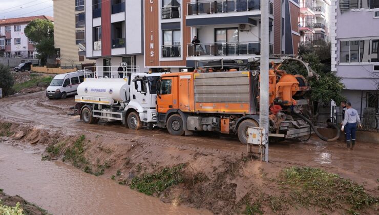 Sağanak sonrası 4 araç sel sularına kapıldı