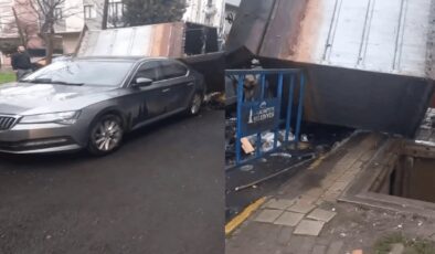 Sancaktepe’de çöp konteyneri otomobilin üzerine düştü
