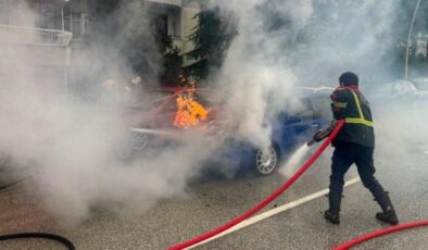 Seyir halindeki otomobil alev alev yandı