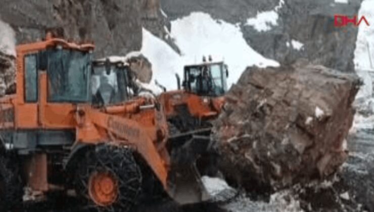 Şırnak'ta dağdan kopan kaya yolu ulaşıma kapattı