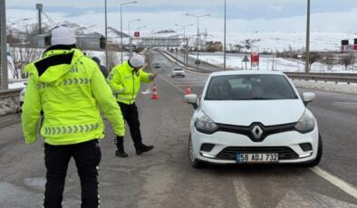 Sivas-Kayseri yolu ulaşıma kapatıldı