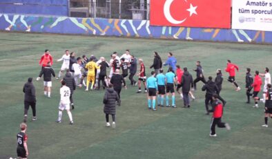 Stadyum karıştı; futbolcularla taraftarlar birbirine girdi