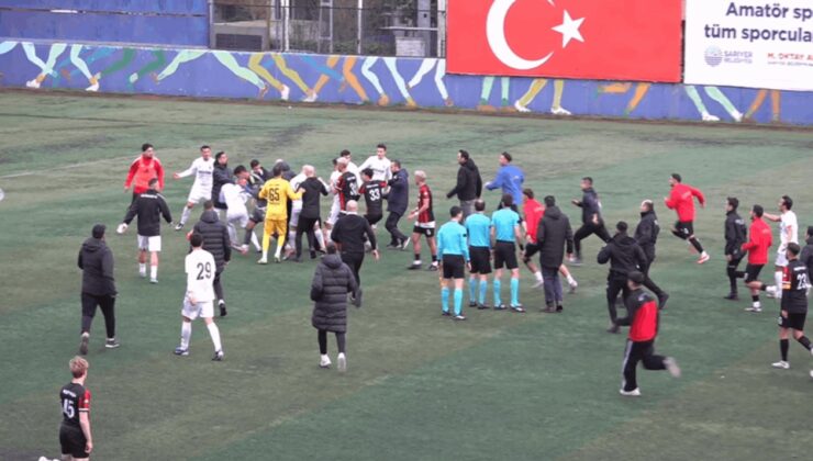 Stadyum karıştı; futbolcularla taraftarlar birbirine girdi