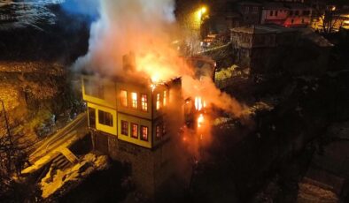 Tarihi konak alev alev yandı