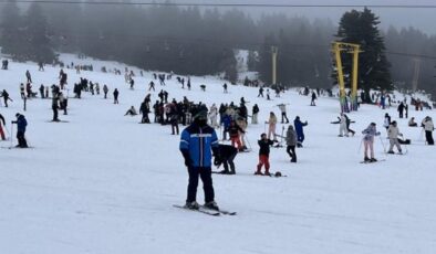 Tatilde Uludağ’a akın! Oteller doldu taştı, pistlerde adım atacak yer kalmadı
