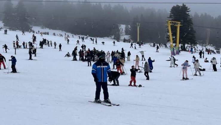 Tatilde Uludağ’a akın! Oteller doldu taştı, pistlerde adım atacak yer kalmadı