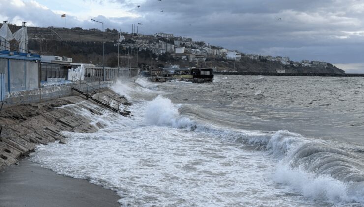 Tekirdağ'ı lodos vurdu: Deniz ulaşımı durdu