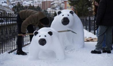 Tır şoförünün kardan yaptığı ayı ailesi ilgi odağı oldu