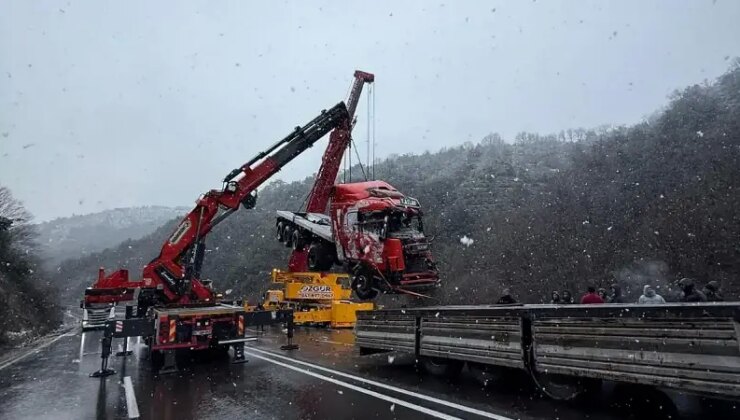 Tır uçuruma devrildi: Sürücü alkollü çıktı