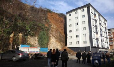 Trabzon’da heyelan: 6 katlı bina boşaltıldı!