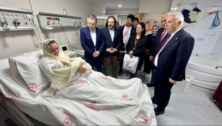 Trabzon’da 2026’nın ilk bebeği suda doğumla geldi