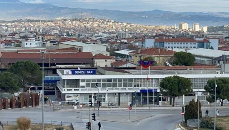 Tren garı önünde bomba paniği!