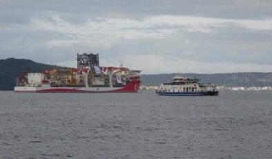 Türk sondaj gemisi Yıldırım Çanakkale Boğazı’ndan geçti