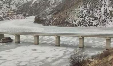 Türkiye’nin en hızlı akan nehri buz tuttu!