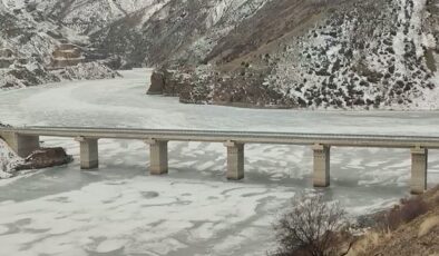 Türkiye'nin en hızlı akan nehri buz tuttu