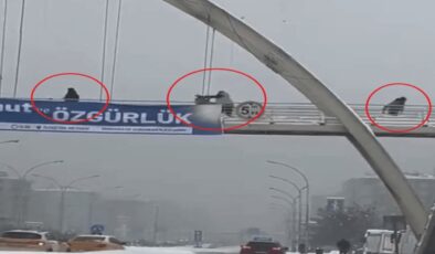 Üst geçitte çocukları yumruklayıp, tekmeledi