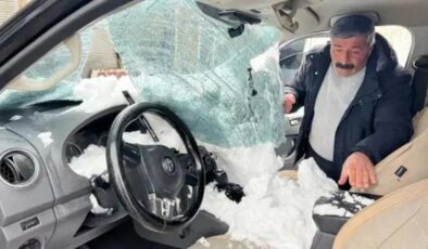 Üst geçitteki kar, aracın üzerine düştü: 1 yaralı!