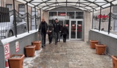 Üvey babasını bıçakladı