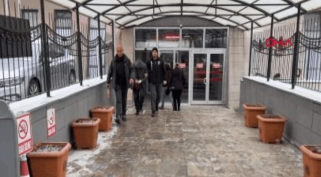 Üvey babasını bıçakladı