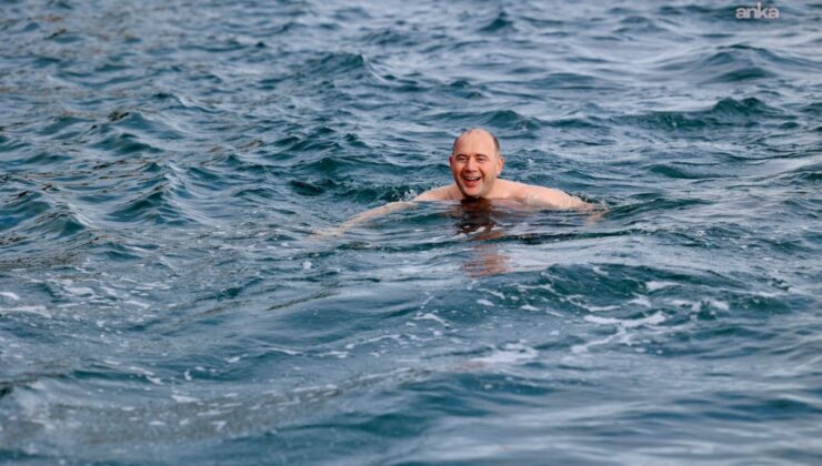 Vali, ocak soğuğunda denize girdi