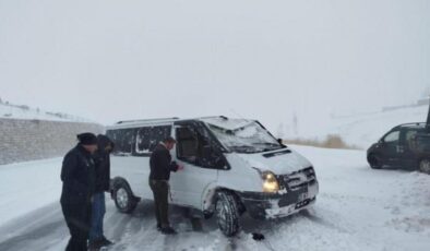 Van’da yoldan çıkan minibus kara saplandı
