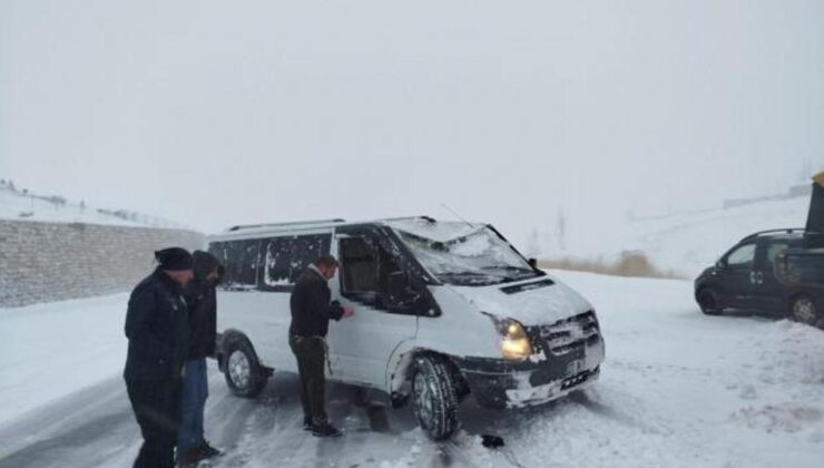 Van’da yoldan çıkan minibus kara saplandı