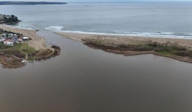 Yağışlar sonrası dikkat çeken olay: Göl, denizle birleşti!