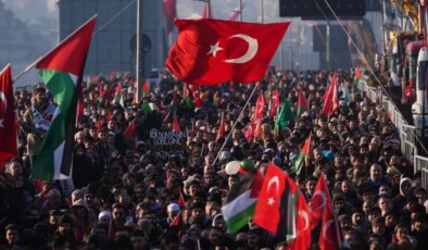 Yeni yılın ilk günü 7’den 70’e Türkiye Gazze için ayakta! On binler Galata Köprüsü’ne yürüyor