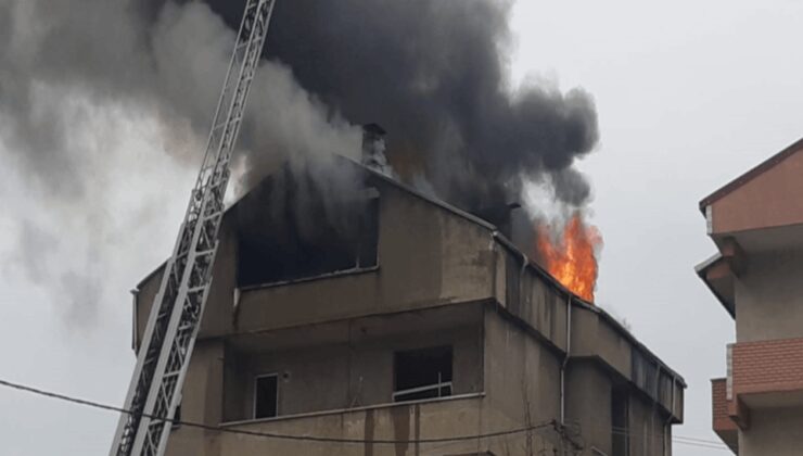 Yıkım işlemleri sırasında 4 katlı binanın çatısı yandı