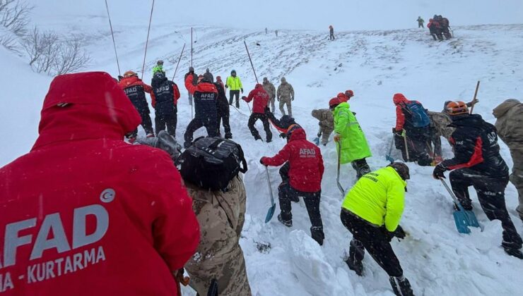 Yoğun kar hayatı felç etti, 2 bin 688 kişi mahsur kaldı