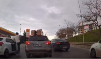 Yol verme kavgasında araca defalarca tekme attı