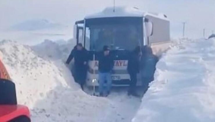 Yolcu midibüsü kara saplandı, mahsur kalanları muhtar kurtardı