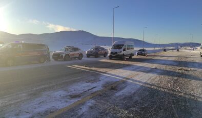 Yolcu minibüsü ile ticari taksi çarpıştı: 1'i ağır 16 yaralı