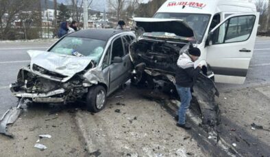 Yolcu minibüsüyle otomobil çarpıştı: 1 ölü 9 yaralı