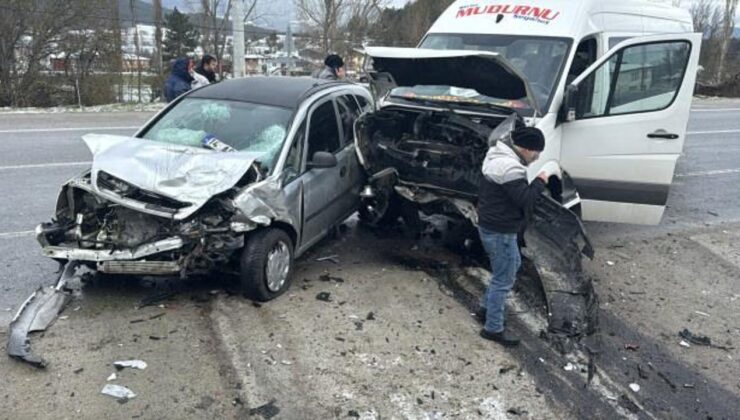 Yolcu minibüsüyle otomobil çarpıştı: 1 ölü 9 yaralı