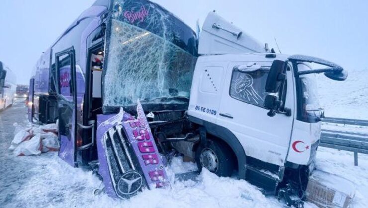 Yolcu otobüsü kamyona çarptı: Yaralılar var