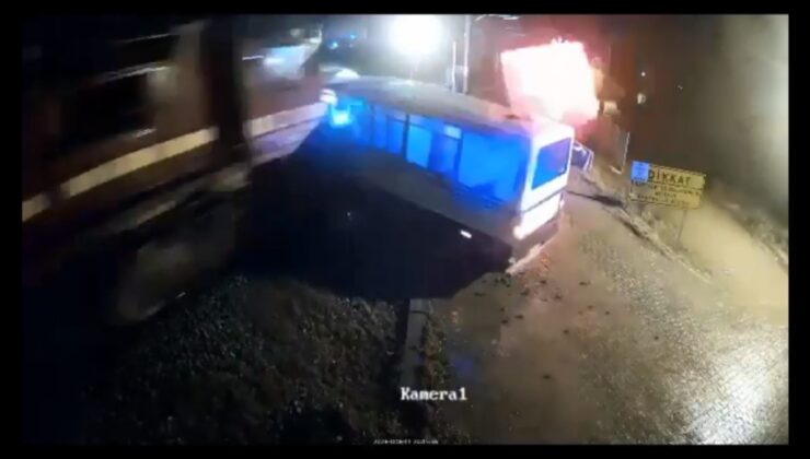 Yolcu treni dolmuşa çarptı!