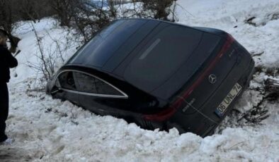 Yoldan çıkan lüks araç kara saplandı