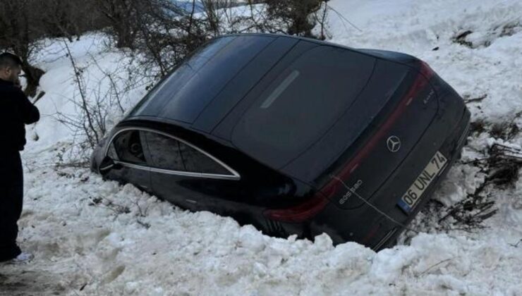 Yoldan çıkan lüks araç kara saplandı